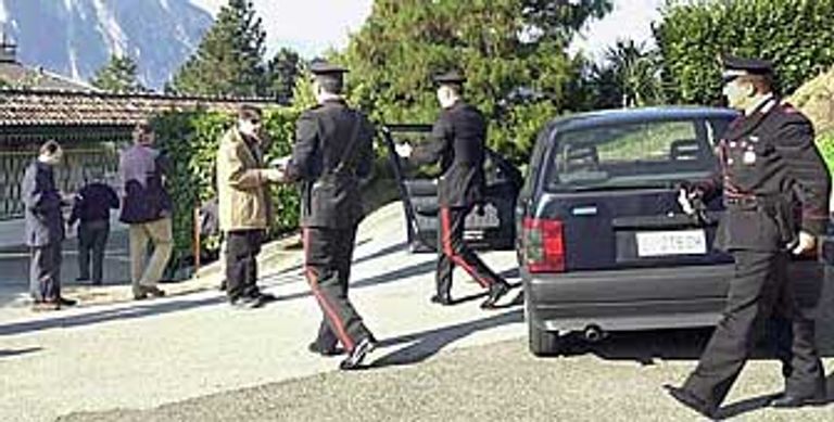 الشرطة السويسرية خلال تفتيش منزل يوسف ندا في سويسرا يوسف ندا سفير ظل الإخوان