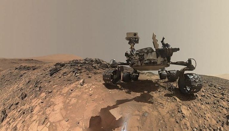 مسبار كيوريوسيتي يتجول على سطح المريخ-أرشيفية