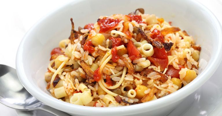 كشري "الوجبات السريعة" عادة قديمة بطريقة عصرية