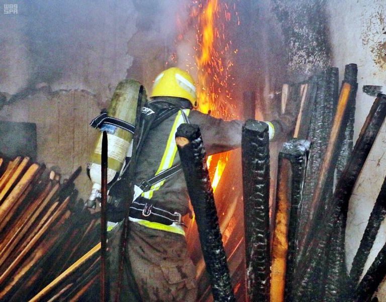 خلال عملية الإنقاذ حريق في منزل شعبي بحي شرائع المجاهدين بمكة
