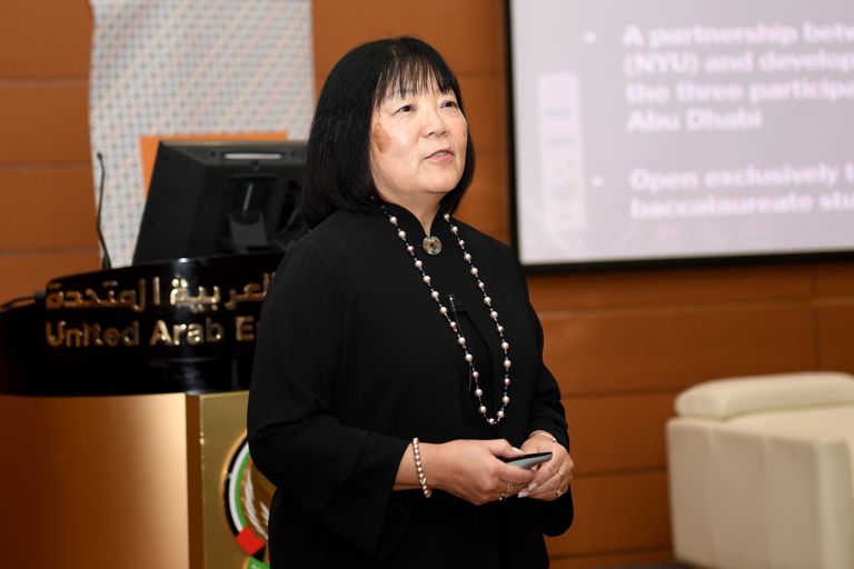 ديان سي يو، المديرة التنفيذية لبرامج الشيخ محمد بن زايد المجتمعية جانب من الجلسة التعريفية لبرنامج محمد بن زايد للمتفوقين