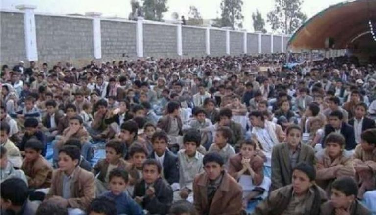 مليشيا الحوثي الإيرانية قامت بجمع الطلاب وتلقينهم دروسا طائفية