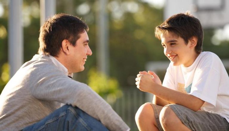 تواصل الأب مع ابنه مهم جدا ويقيه في مرحلة المراهقة -أرشيفية