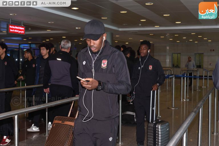 النيجيري جونيور أجاي لاعب الأهلي بعثة الأهلي في مطار أبوظبي