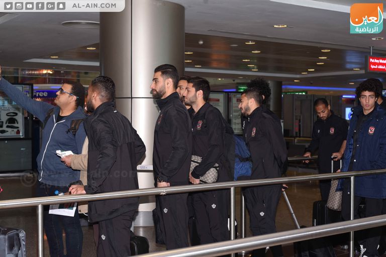 الجماهير المصرية تلتقط صورا تذكارية مع لاعبي الأهلي بعثة الأهلي في مطار أبوظبي