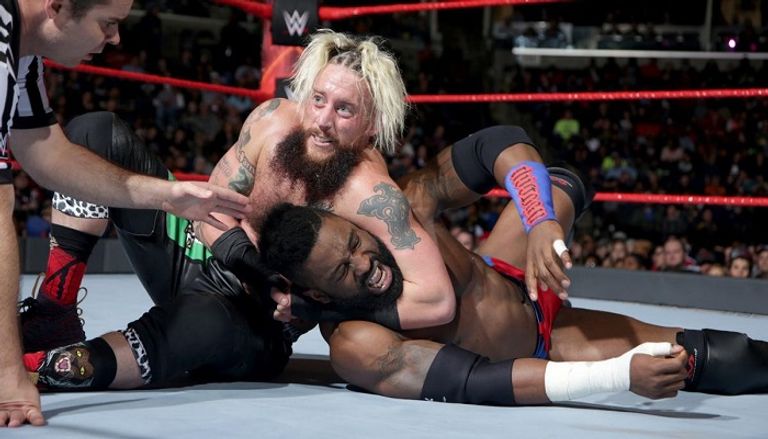 سيدريك ألكساندر يوجه ركلة مزدوجة إلى إنزو أموري