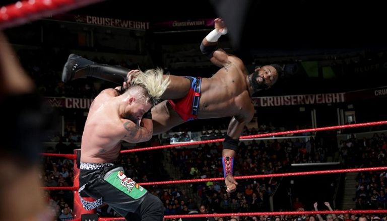 سيدريك ألكساندر يوجه ركلة مزدوجة إلى إنزو أموري