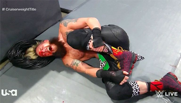 سيدريك ألكساندر يوجه ركلة مزدوجة إلى إنزو أموري