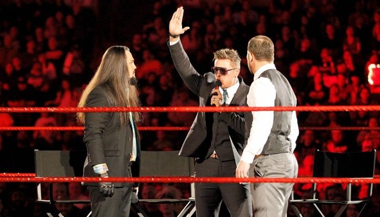 ذا ميز يتحدث إلى الجمهور