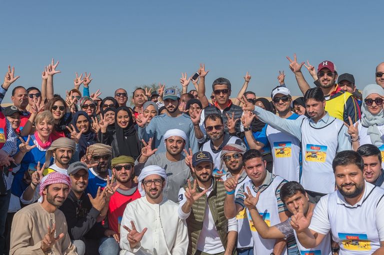 الشيخ حمدان بن محمد بن راشد آل مكتوم مع فريق عمله الشيخ محمد بن راشد آل مكتوم خلال الزيارة