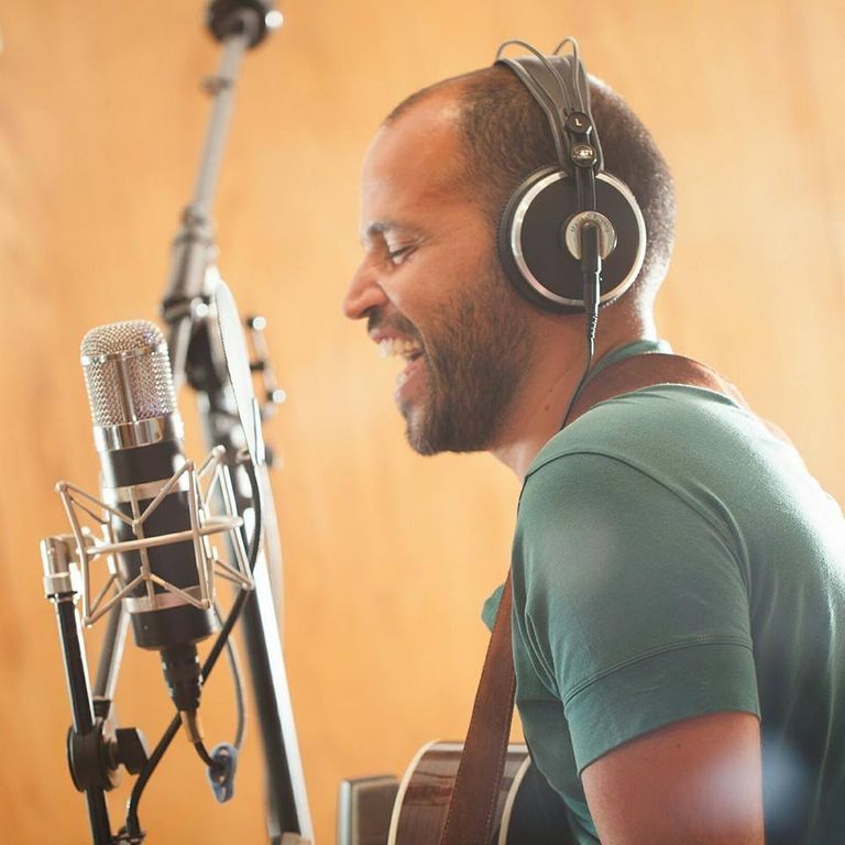 المطرب المصري "أبو" "أبو" من عدوية إلى يسرا