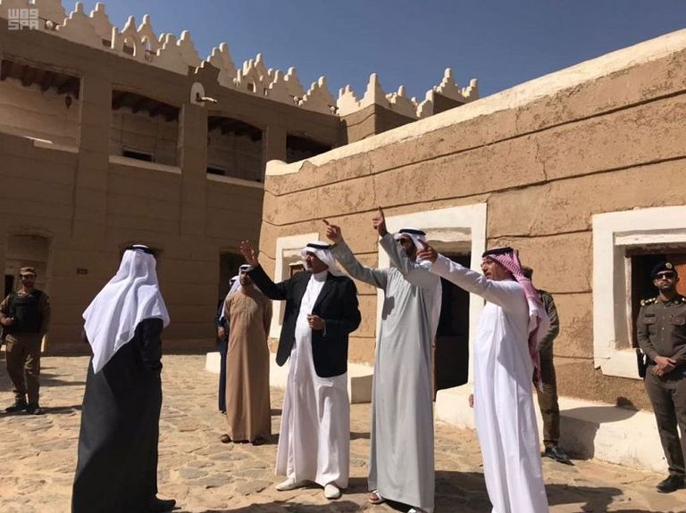 سفير الإمارات لدى السعودية يزور مواقع نجران التاريخية والأثرية