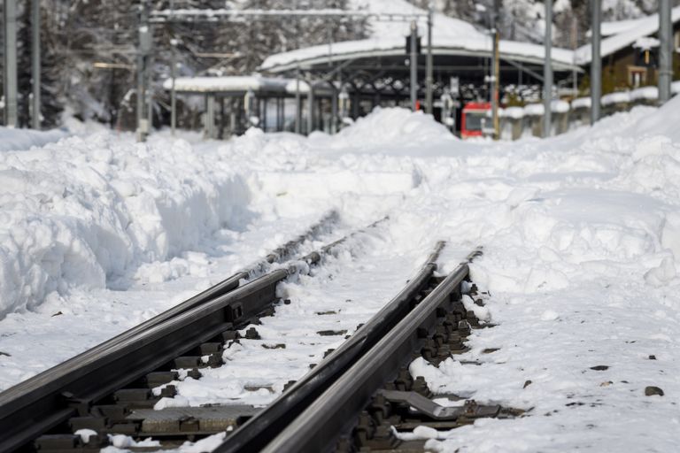 الثلوج قطعت خطوط السكة الحديدية من وإلى المنتجع المنتجع ظل منقطعًا عن العالم الخارجي لمدة يومين