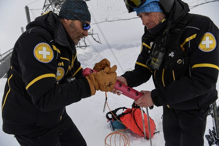 فرق مدربة تستعد لتفجير الجليد في سويسرا المنتجع ظل منقطعًا عن العالم الخارجي لمدة يومين