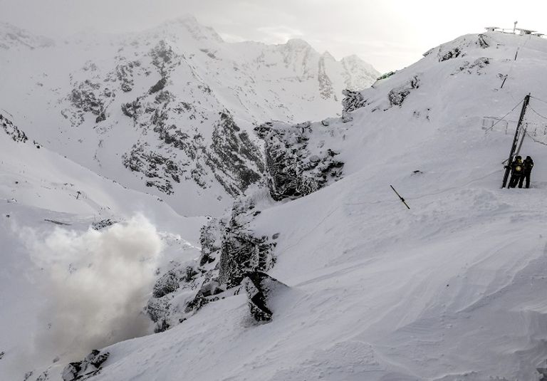 طبقات هائلة من الجليد تغطي الطرق وتقطعها المنتجع ظل منقطعًا عن العالم الخارجي لمدة يومين