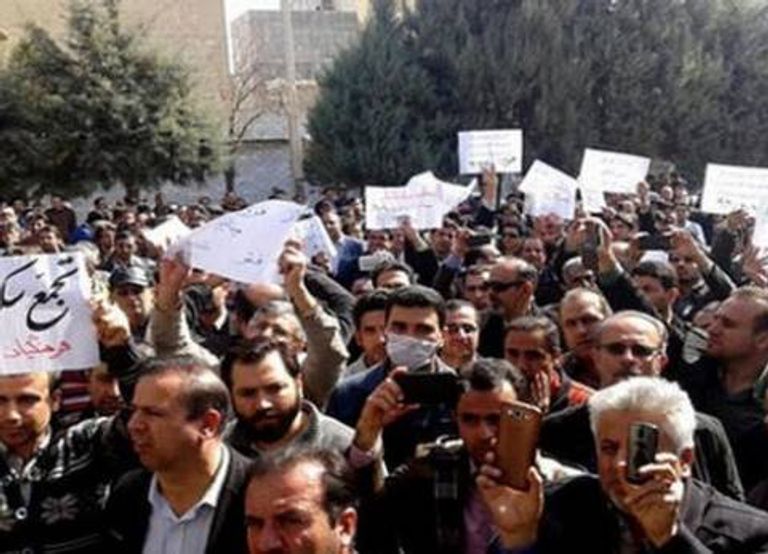 الحشود الإيرانية تحتج على الملالي تغطية المظاهرات بالوسائل الحديثة لكشف كذب النظام الإيراني