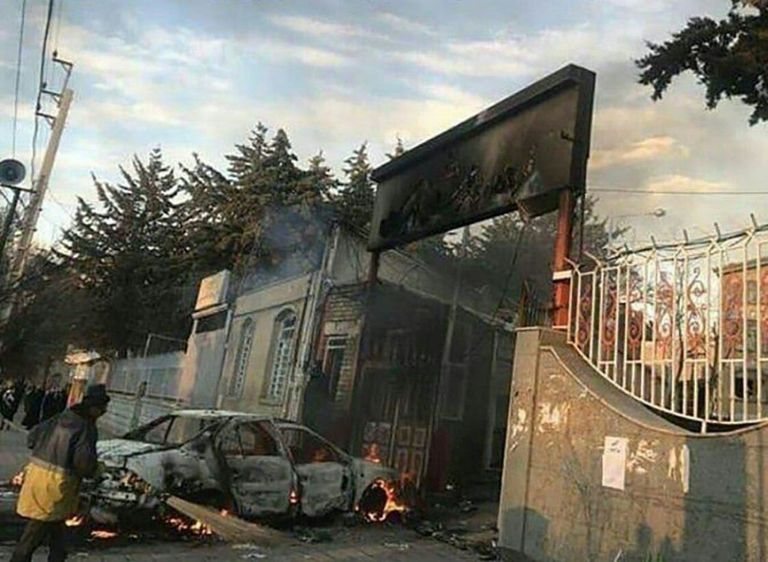 آثار مواجهات بين المحتجين والأمن الإيراني تغطية المظاهرات بالوسائل الحديثة لكشف كذب النظام الإيراني