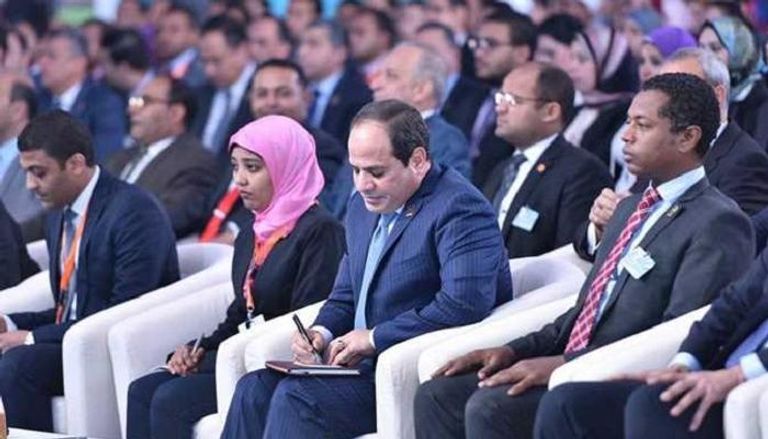 الرئيس المصري يتلقى أسئلة خلال أحد مؤتمرات الشباب