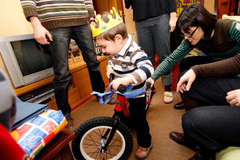 أجل تجنب متلازمة الإمبراطور فإن الخطوة الأولى هي منح الطفل كل العاطفة حاملو "متلازمة الإمبراطور" يعانون مشكلات في العلاقات العاطفية