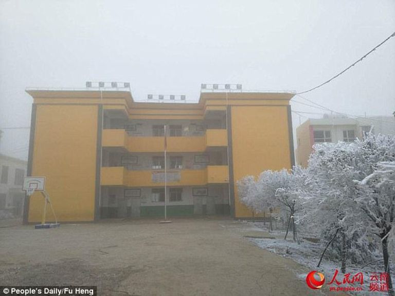 مدرسة فومان الطفل فومان يسير أكثر من ساعة يوميا في الطقس البارد