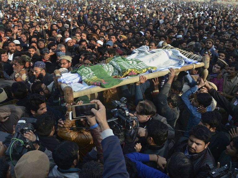 حشود هاائلة تسير في الجنازة الشعبية الطفلة زينب 