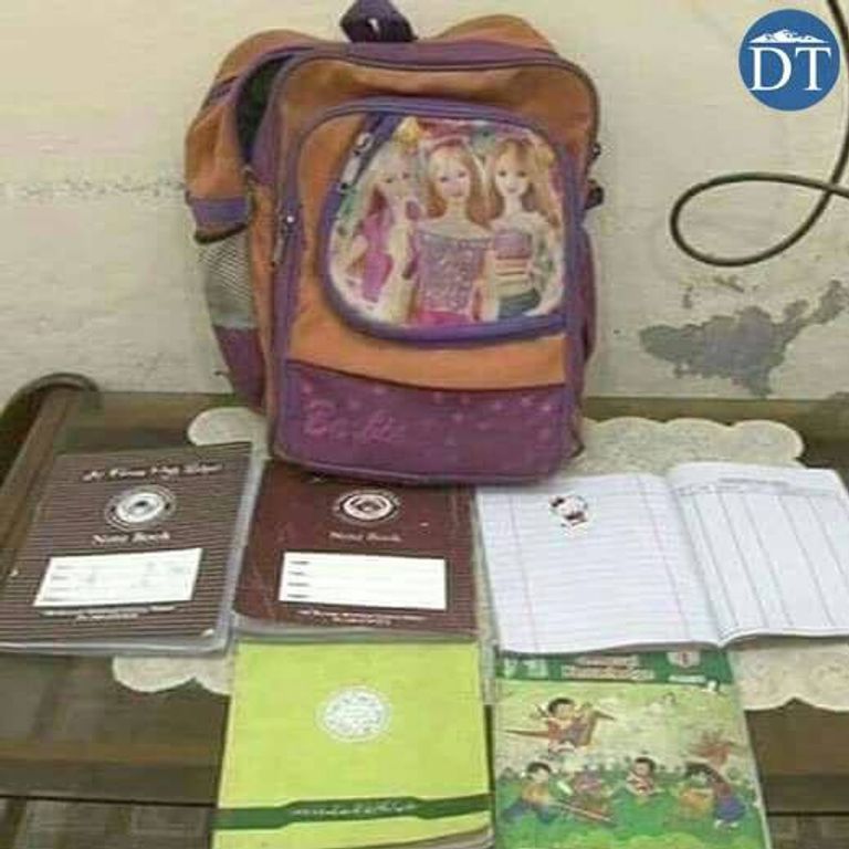 حقيبة زينب الأنصاري المدرسية تنتظر في غرفتها