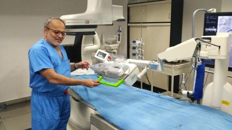 الطبيب والروبوت الجراح جراح هندي يستخدم الروبوتات في جراحة التاجية للمرة الأولى