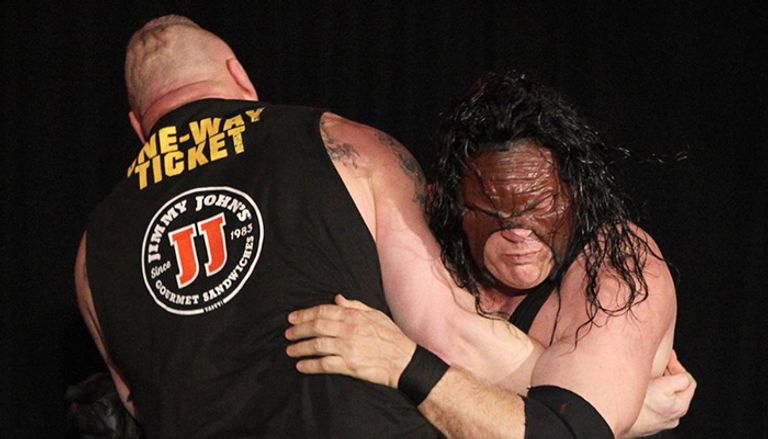 بروك ليسنر وكين تحت الهيكل المعدني