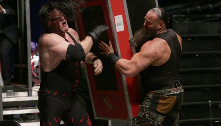 بروك ليسنر وكين تحت الهيكل المعدني