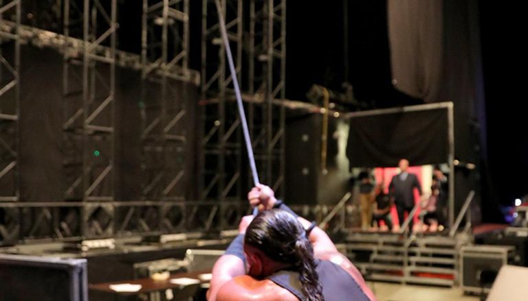 بروك ليسنر وكين تحت الهيكل المعدني