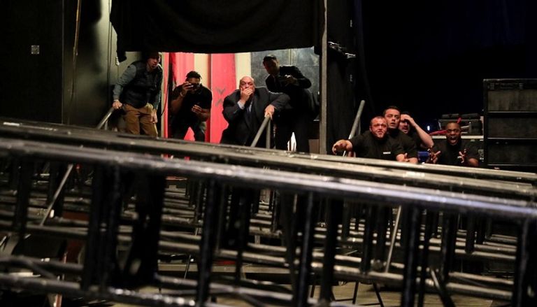 بروك ليسنر وكين تحت الهيكل المعدني