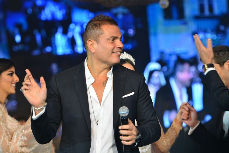 عمرو دياب يحيي الزفاف