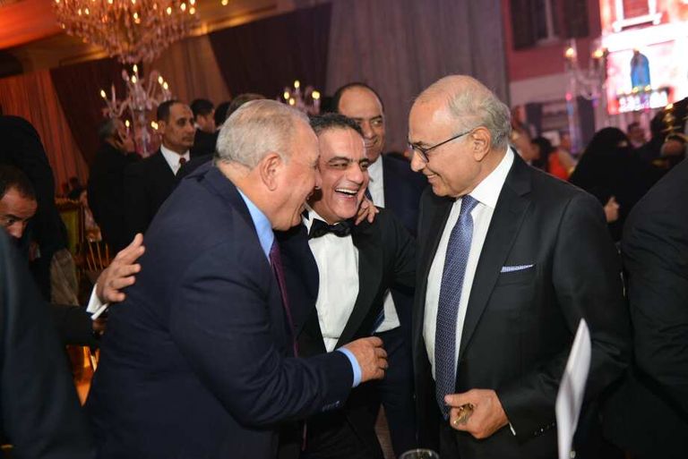 الفريق أحمد شفيق يتبادل الضحكات مع المستشار أحمد الزند وزير العدل السابق