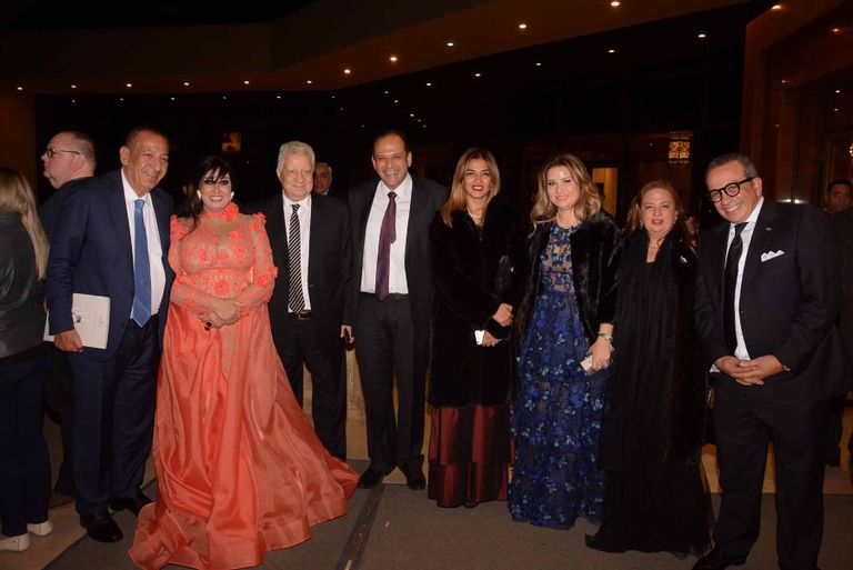 المستشار مرتضى منصور رئيس نادي الزمالك إلى جوار الفنانة فيفي عبده