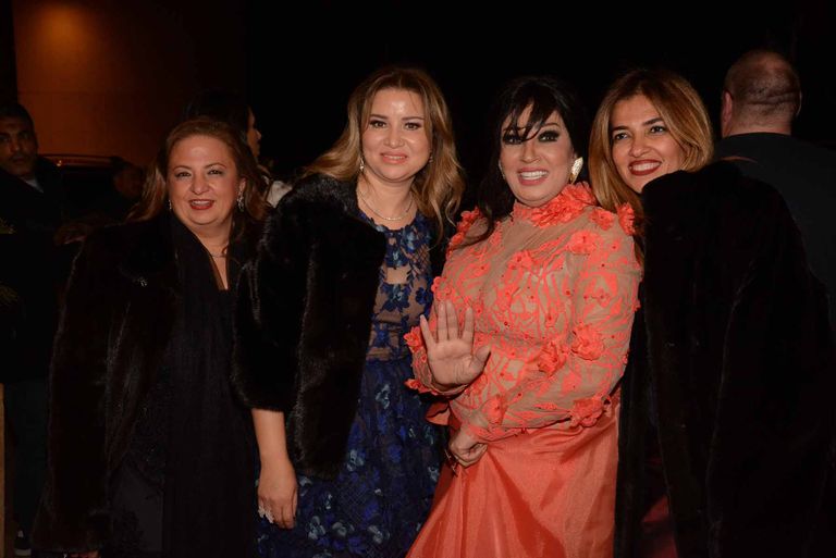 فيفي عبده مع سيدات الحفل