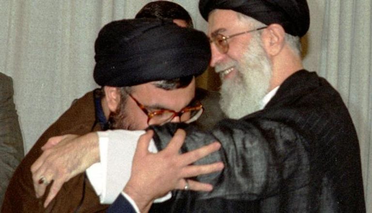 نصر الله أمين عام مليشيا حزب الله يقبل يد مرشد إيران مليشيا حزب الله