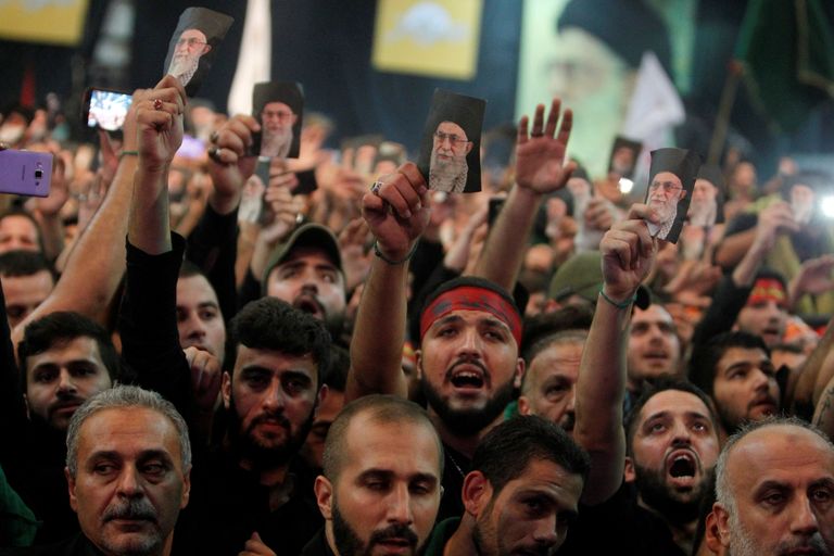 صاروخ إيراني أمام صورة لمرشد إيران خلال استعراض قوة سابق في 2013