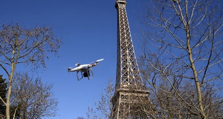 تحليق الطائرات بدون طيار قرب برج إيفل