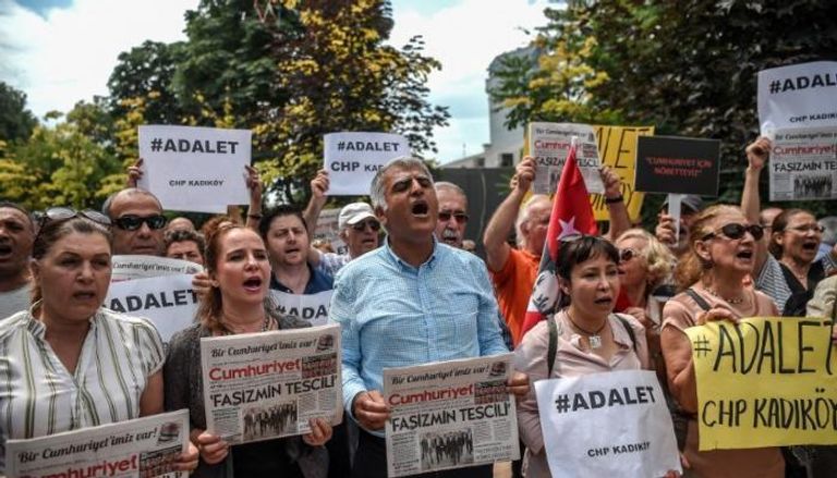 متظاهرون أتراك ينادون بحرية الصحافة