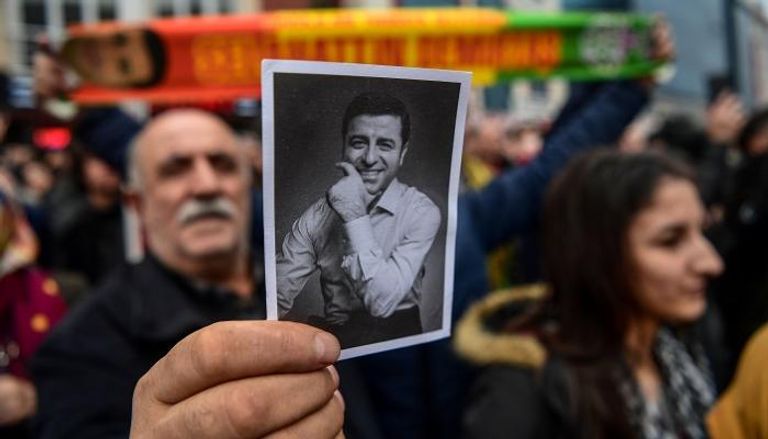 أنصار دميرتاش خارج المحكمة - رويترز