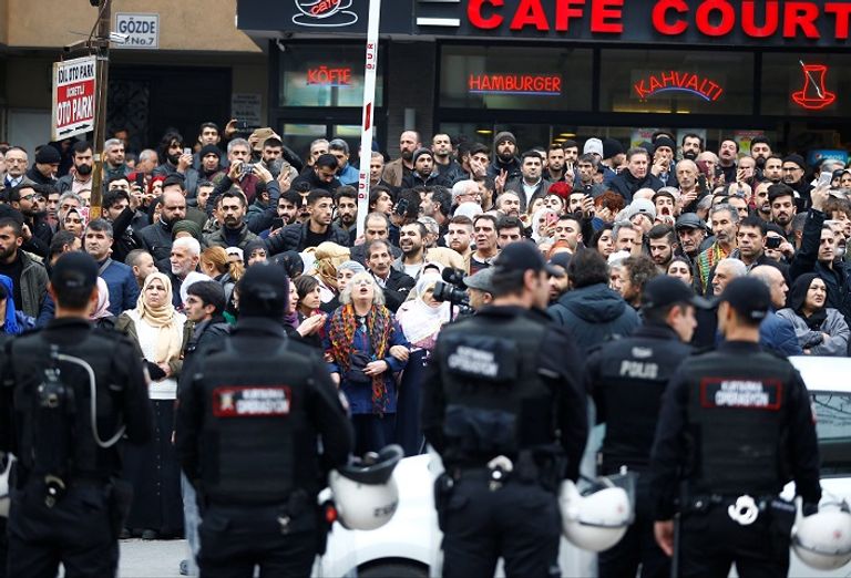 أنصار دميرتاش خارج المحكمة أنصار دميرتاش خارج المحكمة - رويترز