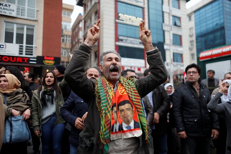 أنصار دميرتاش خارج المحكمة - رويترز