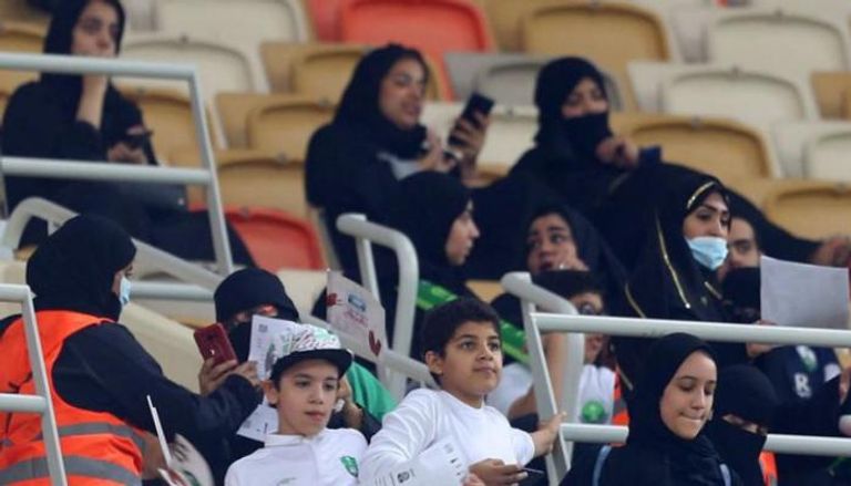 عائلات سعودية تحضر فعاليات رياضية في الملعب لأول مرة