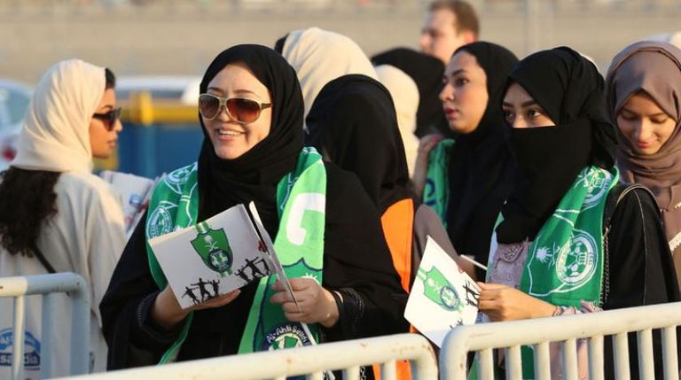 عائلات سعودية تحضر فعاليات رياضية في الملعب لأول مرة