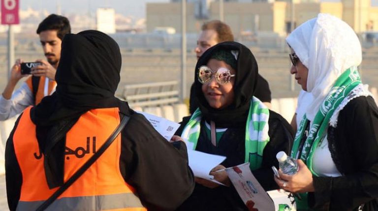 عائلات سعودية تحضر فعاليات رياضية في الملعب لأول مرة
