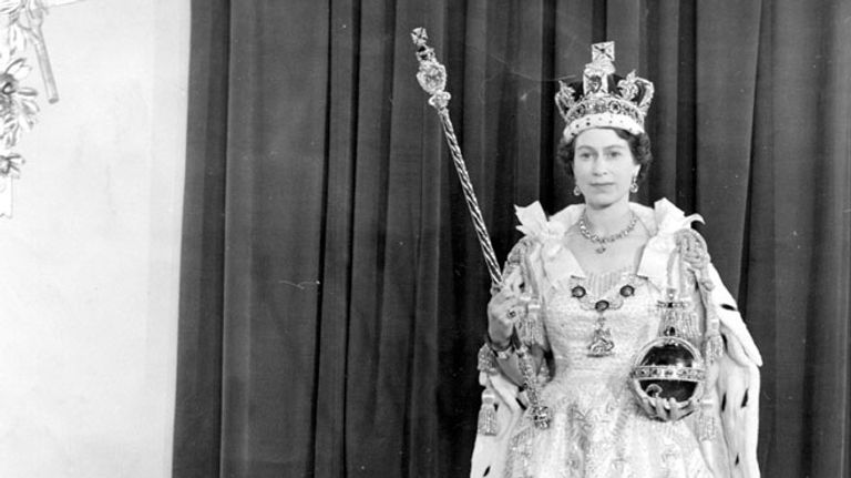 الملكة إليزابيث في فيلم "التتويج"