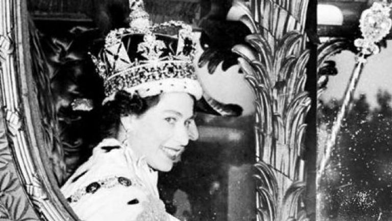 الملكة إليزابيث في فيلم "التتويج"