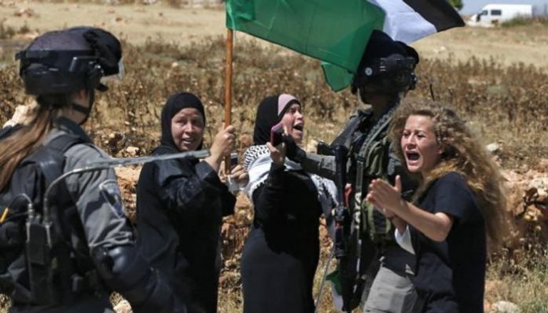 الطفلة عهد التميمي تشيح لمجندة بجيش الاحتلال الإسرائيلي