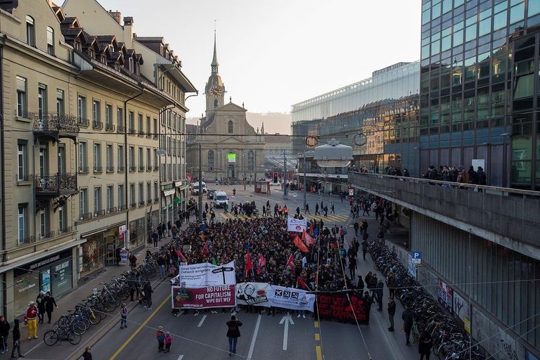 المتظاهرون حملوا لافتات كُتب عليها "لا مستقبل للرأسمالية" المحتجون ارتدوا الملابس السوداء احتجاجا على زيارة ترامب