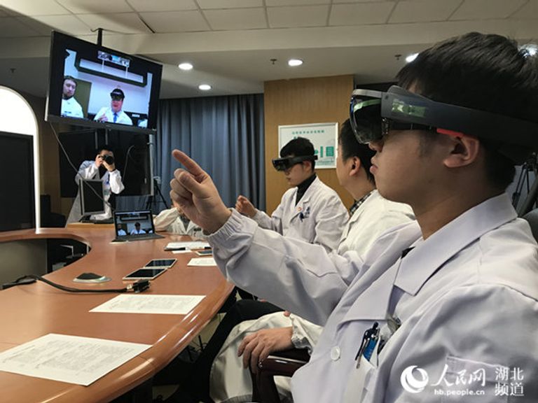 عملية جراحية على بعد آلاف الأميال باستخدام الواقع الافتراضي